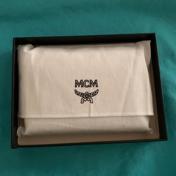 NEW MCM Mini Croissant Logo-Embossed Leather Aren Zip Wallet w/ Key Ring 5 x 3 - Picture 3 of 7